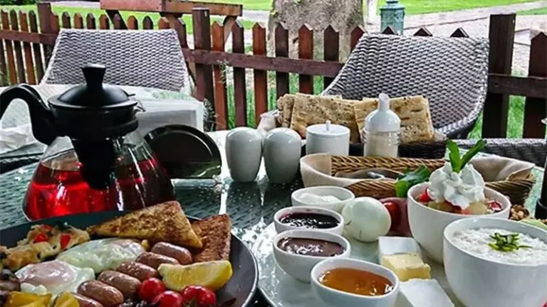 صبحانه سلف سرویس در تهران فضای باز