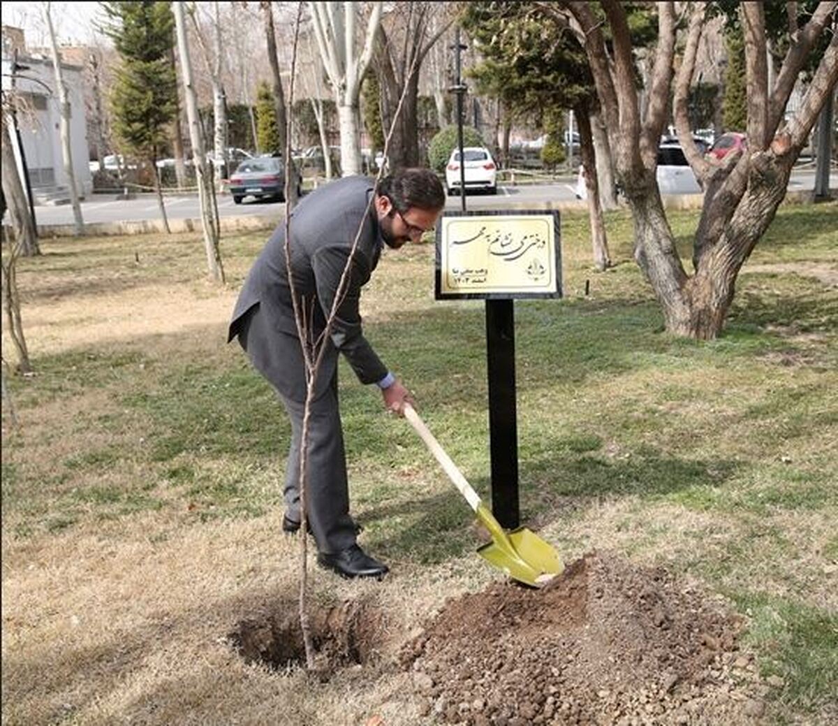 کاشت نهال توسط مدیرعامل بانک کشاورزی به مناسبت روز درختکاری  حفظ محیط زیست، وظیفه سرزمینی است